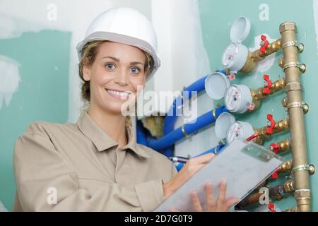 femme lisant les compteurs d'eau Banque D'Images