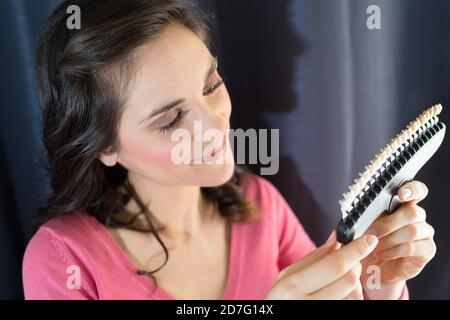 femme tenant un support de dents artificielles Banque D'Images