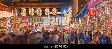 asakusa, japon - novembre 08 2019 : vue panoramique de la foire de Tori-no-Ichi qui s'est tenue dans le sanctuaire d'Ootori où les commerçants viennent acheter des rakes de bambou Banque D'Images