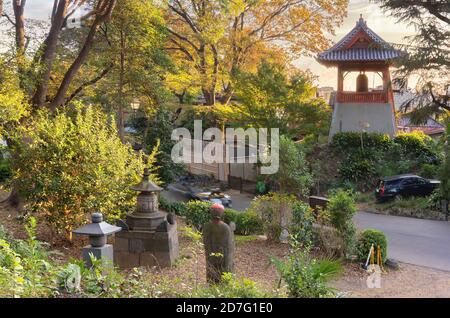 tokyo, japon - octobre 11 2020 : cloche japonaise Shōrō connue sous le nom de cloche du temple de Kaneiji dans le parc Ueno rendue célèbre par le poème de Matsuo Basho comme nuage Banque D'Images