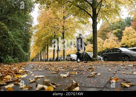 Berlin, Allemagne. 22 octobre 2020. Un cycliste portant un masque facial est vu à Berlin, capitale de l'Allemagne, le 22 octobre 2020. Les nouvelles infections à COVID-19 en Allemagne ont atteint un nouveau record et ont augmenté de 11,287 en une journée pour atteindre un total de 392,049, a annoncé jeudi l'Institut Robert Koch (RKI). Credit: Shan Yuqi/Xinhua/Alay Live News Banque D'Images