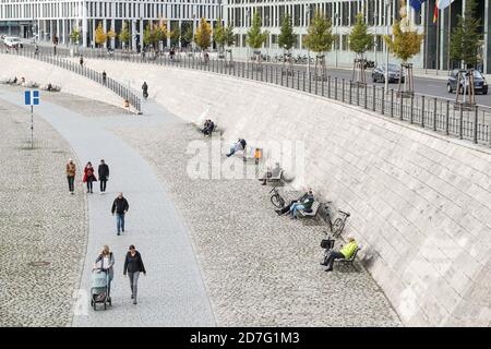 Berlin, Allemagne. 22 octobre 2020. Le 22 octobre 2020, les gens apprécient leur séjour au bord de la Spree à Berlin, capitale de l'Allemagne. Les nouvelles infections à COVID-19 en Allemagne ont atteint un nouveau record et ont augmenté de 11,287 en une journée pour atteindre un total de 392,049, a annoncé jeudi l'Institut Robert Koch (RKI). Credit: Shan Yuqi/Xinhua/Alay Live News Banque D'Images