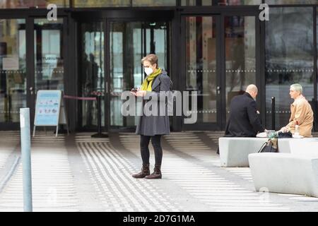 Berlin, Allemagne. 22 octobre 2020. Une femme portant un masque facial est vue devant un bâtiment à Berlin, capitale de l'Allemagne, le 22 octobre 2020. Les nouvelles infections à COVID-19 en Allemagne ont atteint un nouveau record et ont augmenté de 11,287 en une journée pour atteindre un total de 392,049, a annoncé jeudi l'Institut Robert Koch (RKI). Credit: Shan Yuqi/Xinhua/Alay Live News Banque D'Images