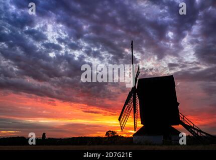 Pitstone, Royaume-Uni - 31 juillet 2020 : vue imprenable sur le paysage au coucher du soleil pour le moulin de Pitstone avec ciel nuageux spectaculaire et belles couleurs de soleil Banque D'Images