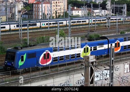 Paris, France - 15 juillet 2014 : un train électrique à impériale pour le service de navette vers la Gare du Nord et les trains Eurostar à l'arrière. Banque D'Images