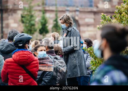 Strasbourg, France - Oct19, 2020 : une femme qui regarde d'en haut à la place Kleber rend hommage à l'enseignant d'histoire Samuel Paty, décapité le 16 octobre après avoir montré en classe des caricatures du prophète Mahomet Banque D'Images