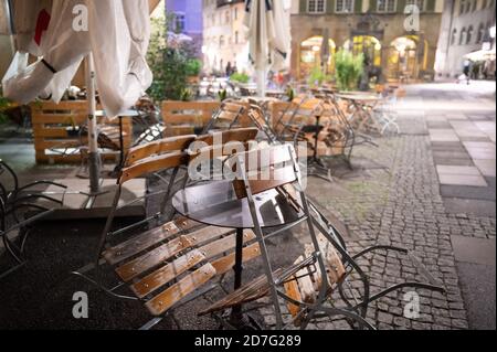 Stuttgart, Allemagne. 22 octobre 2020. Des chaises dans la zone extérieure d'un restaurant se tiennent ensemble au Hans-im-Glück-Brunnen une demi-heure après l'heure de fermeture de la couronne. En raison du nombre élevé de corona, la capitale de l'État de Baden-Württemberg a interdit l'exploitation de restaurants entre 11 h et 6 h depuis jeudi. Credit: Sebastian Gollnow/dpa/Alay Live News Banque D'Images