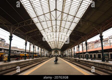 Porto, Portugal - 19 novembre 2019 : plate-forme de la gare de Sao Bento. Banque D'Images