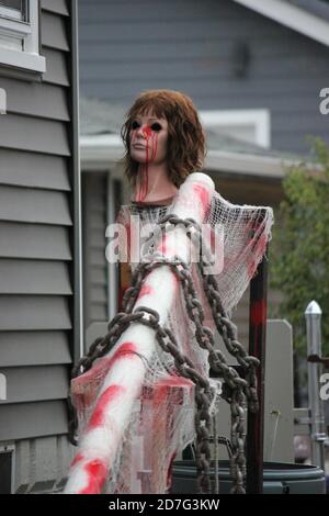 Une décoration de pelouse d'Halloween de gory de la tête coupée d'une femme. Banque D'Images