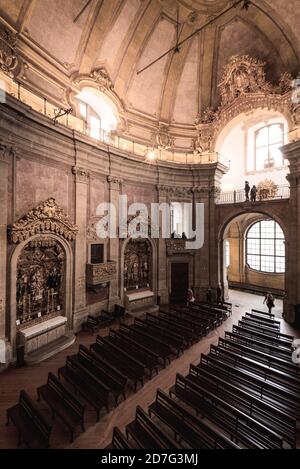 Porto, Portugal - 20 novembre 2019 : l'église du Clérigos est une remarquable église baroque située dans la ville de Porto. Banque D'Images