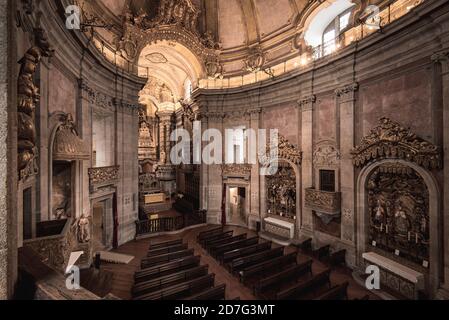 Porto, Portugal - 20 novembre 2019 : l'église du Clérigos est une remarquable église baroque située dans la ville de Porto. Banque D'Images