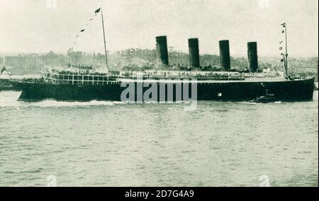 La légende de cette photo de 1916 se lit comme suit : le grand paquebot Lusitania qui a été torpillé par un sous-marin allemand non loin de Old Kinsake Haed en Irlande en mai 7 1915 Banque D'Images