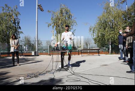 Belgrade. 22 octobre 2020. Le joueur serbe de tennis Novak Djokovic (2e L) parle lors d'une conférence de presse improvisée après sa session d'entraînement à Belgrade, Serbie, le 22 octobre 2020. Crédit: Predrag Milosavljevic/Xinhua/Alay Live News Banque D'Images