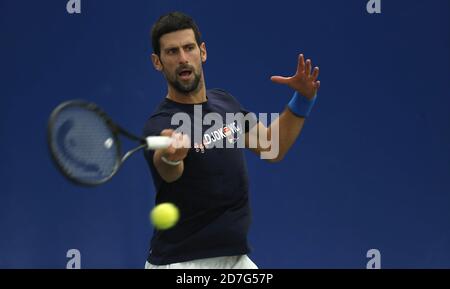 Belgrade. 22 octobre 2020. Le joueur serbe de tennis Novak Djokovic retourne le ballon lors d'une séance d'entraînement ouverte à Belgrade, Serbie, le 22 octobre 2020. Crédit: Predrag Milosavljevic/Xinhua/Alay Live News Banque D'Images