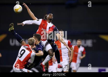 (201023) -- ZAGREB, le 23 octobre 2020 (Xinhua) -- Ridgeciano HAP (haut) de Feyenoord Rotterdam vies pour le ballon pendant le match de football du groupe K de l'UEFA Europa League contre GNK Dinamo Zagreb à Zagreb, Croatie, le 22 octobre 2020. (Goran Stanzl/Pixsell via Xinhua) Banque D'Images