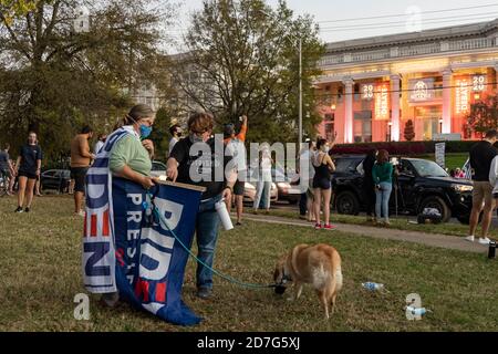 Nashville, Tennessee, États-Unis, 22 octobre 2020 des foules se rassemblent autour du campus de l'université de Belmont à la veille du débat présidentiel final entre le président Donald Trump et l'ancien vice-président Joe Biden. Les supporters de chaque candidat présentent des affiches et des bannières. Credit: Sayre Berman/Alay Live News Banque D'Images