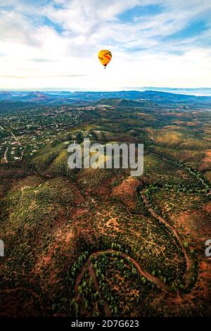 Montgolfière au Sunrise | Canyon Sedona Arizona États-Unis Banque D'Images