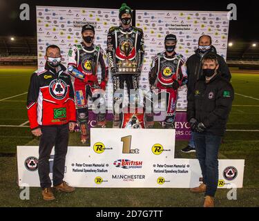 Manchester, Royaume-Uni. 22 octobre 2020. MANCHESTER, Royaume-Uni 22 OCTOBRE (l-r) Adrian Smith (PDG de Belle vue), Dan Bewley (2e) Jason Doyle (gagnant) Brady Kurtz (3e), Richard Cotton (Rentruck) Mark Lemon (directeur du circuit Belle vue) lors du Peter Craven Memorial Trophée au National Speedway Stadium, Manchester, le jeudi 22 octobre 2020. (Credit: Ian Charles | MI News) Credit: MI News & Sport /Alay Live News Banque D'Images