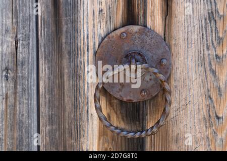 poignée de porte en fer forgé en forme d'anneau. intérieur vintage. mise au point sélective Banque D'Images