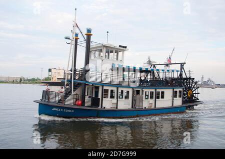 Le bateau à vapeur exploité par Hampton Roads Transit (HRT) relie le centre-ville de Norfolk à la vieille ville de Portsmouth en traversant la rivière Elizabeth à Norfolk, Virginie, Virginie, États-Unis Banque D'Images