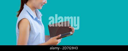 Portrait femme Asie utilisant une tablette Banque D'Images