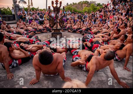 Danse Kecak & Fire historique au sommet d'une magnifique falaise dans la région d'Uluwatu, Bali, Indonésie. Banque D'Images