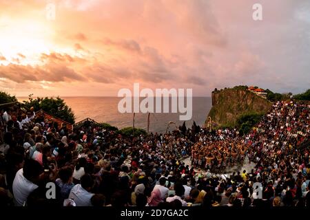 Danse Kecak & Fire historique au sommet d'une magnifique falaise dans la région d'Uluwatu, Bali, Indonésie. Banque D'Images