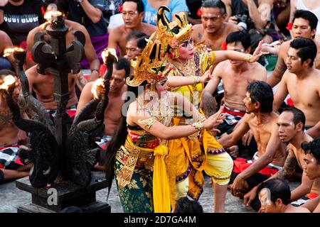 Danse Kecak & Fire historique au sommet d'une magnifique falaise dans la région d'Uluwatu, Bali, Indonésie. Banque D'Images