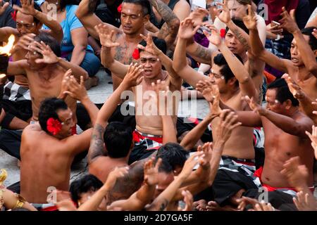 Danse Kecak & Fire historique au sommet d'une magnifique falaise dans la région d'Uluwatu, Bali, Indonésie. Banque D'Images