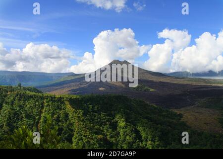 Le volcan Batur est la montagne de la beauté à Bali. Situé à Bangli regency, Bali. Banque D'Images