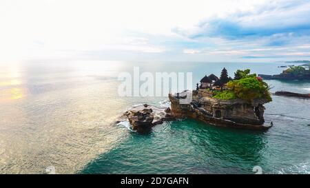 Tanah Lot est le meilleur coucher de soleil avec la beauté des rochers et des vagues. Entendez le son des vagues se sentir bien. Banque D'Images