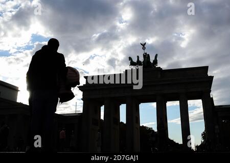 Pékin, Allemagne. 22 octobre 2020. Un touriste se tient devant la porte de Brandebourg à Berlin, capitale de l'Allemagne, le 22 octobre 2020. Les nouvelles infections à COVID-19 en Allemagne ont atteint un nouveau record et ont augmenté de 11,287 en une journée pour atteindre un total de 392,049, a annoncé jeudi l'Institut Robert Koch (RKI). Credit: Shan Yuqi/Xinhua/Alay Live News Banque D'Images