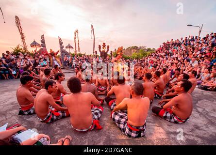 Danse Kecak & Fire historique au sommet d'une magnifique falaise dans la région d'Uluwatu, Bali, Indonésie. Banque D'Images