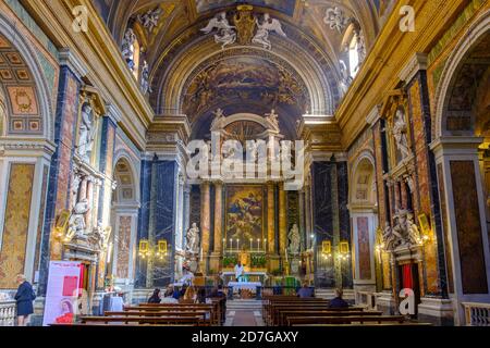 Intérieur de l'église des Saints noms de Jésus et de Marie, Chiesa dei Santi Nomi di Gesù e Maria, voûte, retable barroque, via del Corso, Rome, Italie Banque D'Images