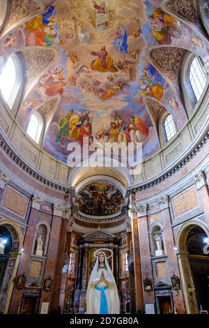 Art italien, intérieur de l'église San Giacomo in Augusta, fresque au plafond apothéose de Saint Jacques par Silverio Capparoni, Rome, Italie Banque D'Images