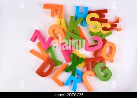 jeu d'alphabets de jouets colorés isolés sur fond blanc Banque D'Images