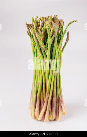 Asperges vertes fraîches sur fond blanc isolé. Une alimentation saine. Banque D'Images
