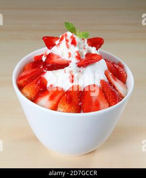 Le Bingsu est un dessert coréen très populaire, rasé de glace avec des garnitures sucrées qui peuvent inclure des fruits hachés, du lait condensé, du sirop de fruits et des haricots rouges. Banque D'Images