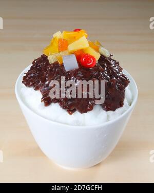 Le Bingsu est un dessert coréen très populaire, rasé de glace avec des garnitures sucrées qui peuvent inclure des fruits hachés, du lait condensé, du sirop de fruits et des haricots rouges. Banque D'Images