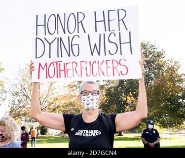 Washington, États-Unis. 22 octobre 2020. Une femme portant un masque facial tient une étiquette qui rend hommage à son souhait de mourir Motherf*** lors d'une protestation contre la confirmation d'Amy Coney Barrett à la Cour suprême. Crédit : SOPA Images Limited/Alamy Live News Banque D'Images