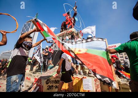 SANTIAGO, CHILI-18 OCTOBRE 2020 - des manifestants branle des drapeaux indigènes chiliens et mapuche lors d'une manifestation sur la Plaza Italia à Santiago, au Chili Banque D'Images