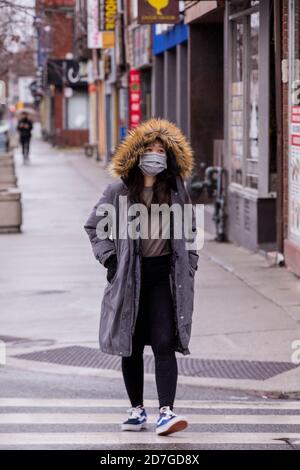 Toronto, Canada. 30 mars 2020. Par mesure de précaution, une femme portant un masque facial se promenant dans le centre-ville en raison d'une pandémie de COVID-19. Crédit : Shawn Goldberg/SOPA Images/ZUMA Wire/Alay Live News Banque D'Images