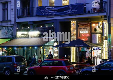 Berlin, Allemagne. 22 octobre 2020. Restaurants éclairés avec des gens la nuit. Credit: Gerald Matzka/dpa-Zentralbild/ZB/dpa/Alay Live News Banque D'Images
