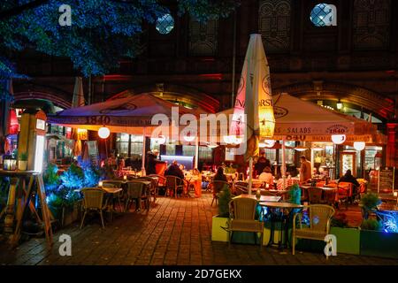 Berlin, Allemagne. 22 octobre 2020. Restaurants éclairés avec des gens la nuit. Credit: Gerald Matzka/dpa-Zentralbild/ZB/dpa/Alay Live News Banque D'Images