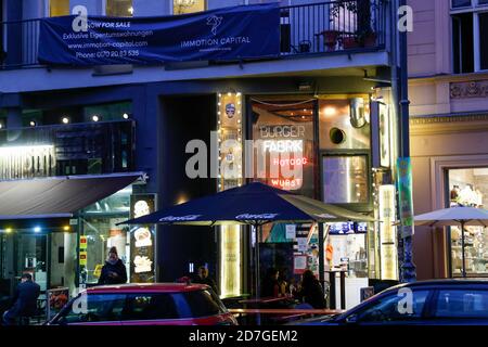 Berlin, Allemagne. 22 octobre 2020. Restaurants éclairés avec des gens la nuit. Credit: Gerald Matzka/dpa-Zentralbild/ZB/dpa/Alay Live News Banque D'Images