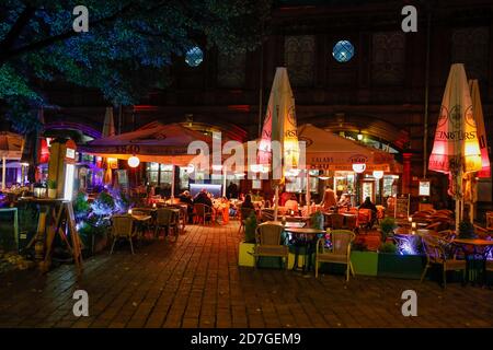 Berlin, Allemagne. 22 octobre 2020. Restaurants éclairés avec des gens la nuit. Credit: Gerald Matzka/dpa-Zentralbild/ZB/dpa/Alay Live News Banque D'Images