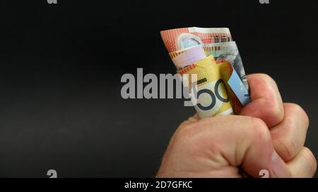 Un gros plan d'un tas de billets d'argent liquide dans un poing serré. 50 cinquante comme dénomination principale. Jeu de salaire gagnant de dépenses d'épargne ventes Banque D'Images