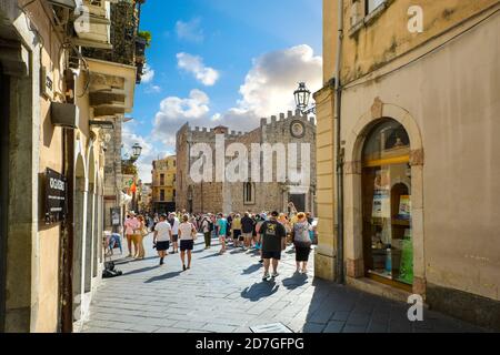 Sites touristiques les touristes dans la rue principale, Corso Umberto, dans la station balnéaire de Méditerranée Taormina Italie sur l'île de la Sicile Banque D'Images