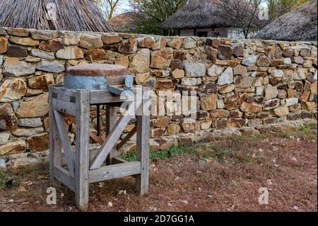 Gros plan de l'ancien moulin à pierre de cape ou de cousack dans la cour Banque D'Images