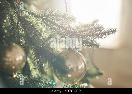 Gros plan de branche d'arbre de Noël décorant avec des boules de Noël Banque D'Images